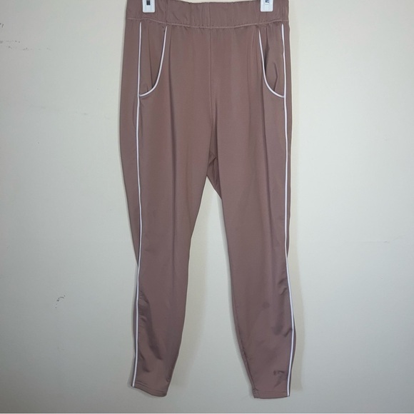 Gymshark Women’s Recess Joggers Size Medium - Picture 6 of 6